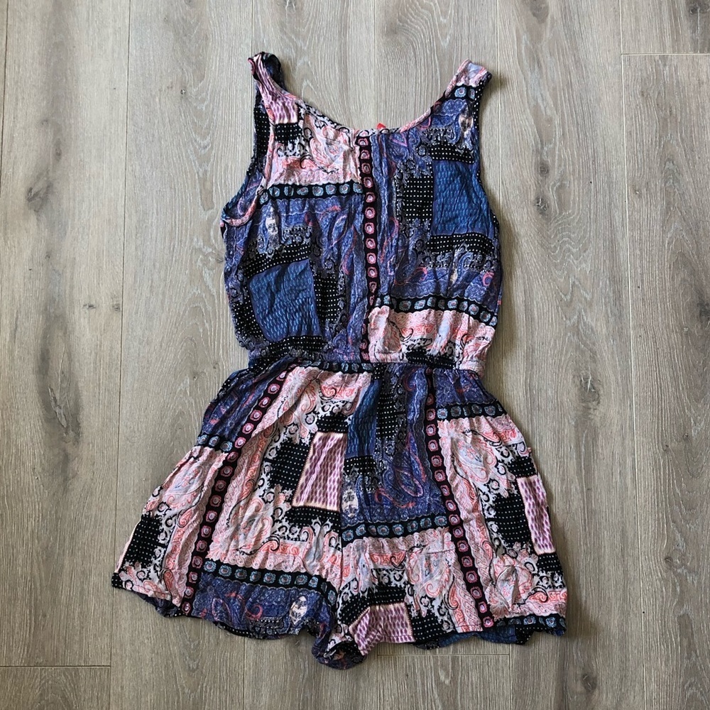 VNL Styleline Shorts Romper - Picture 3 of 6